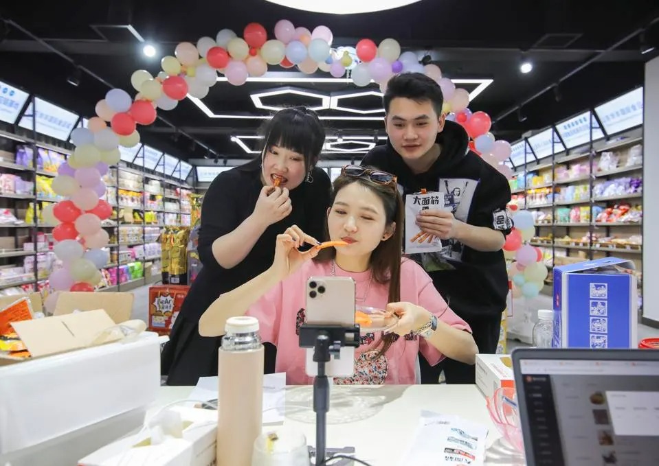 Contoh live streaming jual produk
Gambar: imageio.forbes.com Contoh live streaming jual produk
Gambar: imageio.forbes.com