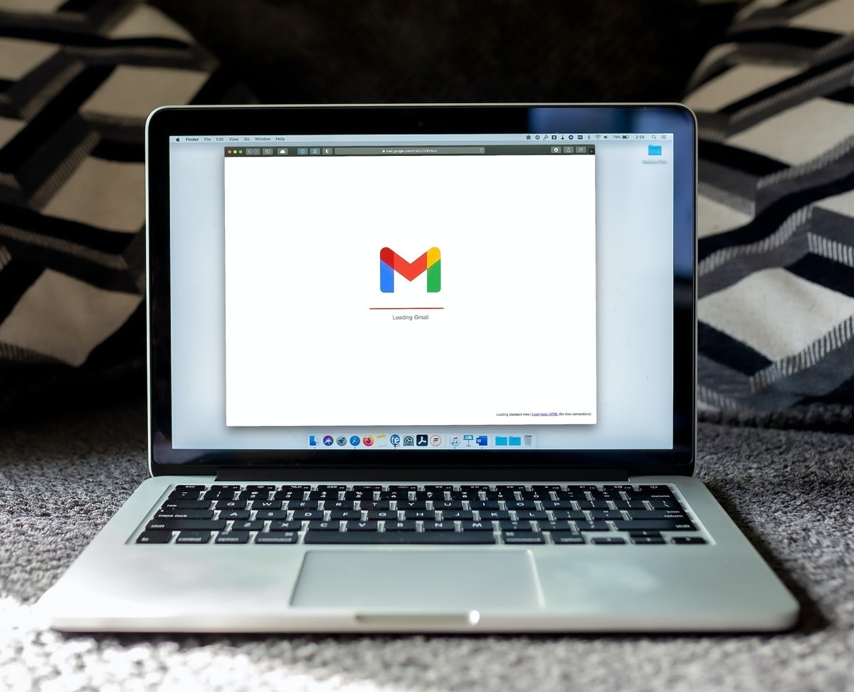 Ilustrasi proses loading email
Gambar: Unsplash
