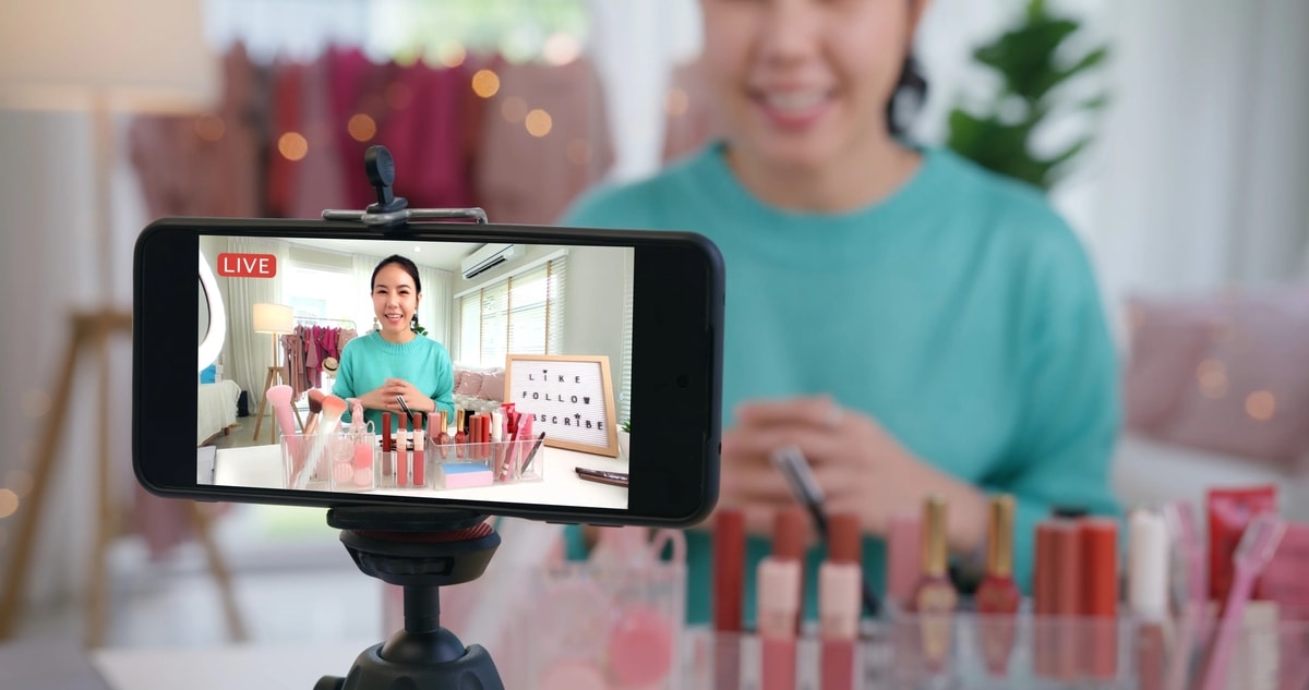 Live streaming jual produk di e commerce
Gambar: mikmak.com Live streaming jual produk di e commerce
Gambar: mikmak.com
