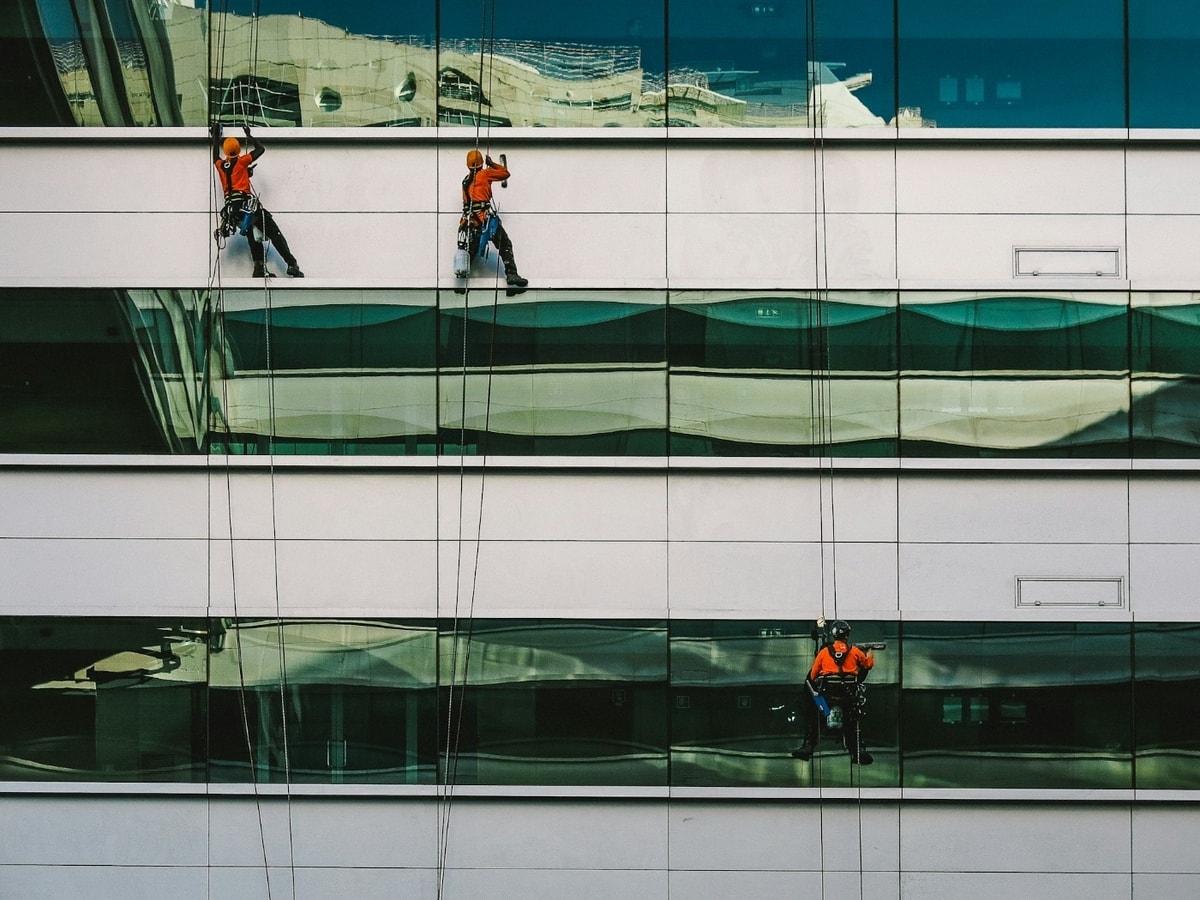 Pembersihan gedung biasanya menggunakan jasa pihak luar
Gambar: Unsplash