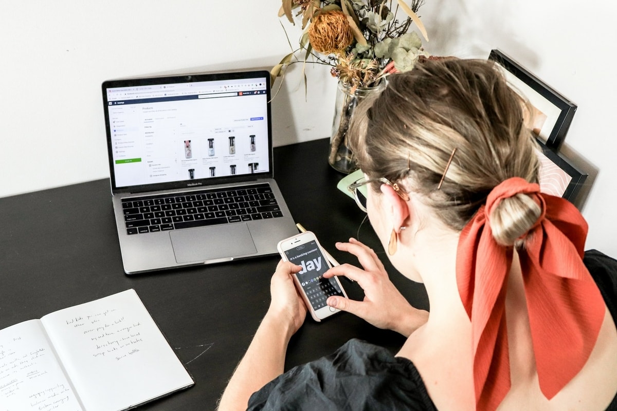 Ilustrasi social media marketing bisnis online.
Gambar: Unsplash