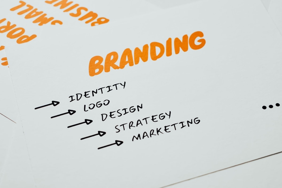 Ilustrasi branding dan marketing
Foto oleh Eva Bronzini di Pexels Ilustrasi branding dan marketing
Foto oleh Eva Bronzini di Pexels