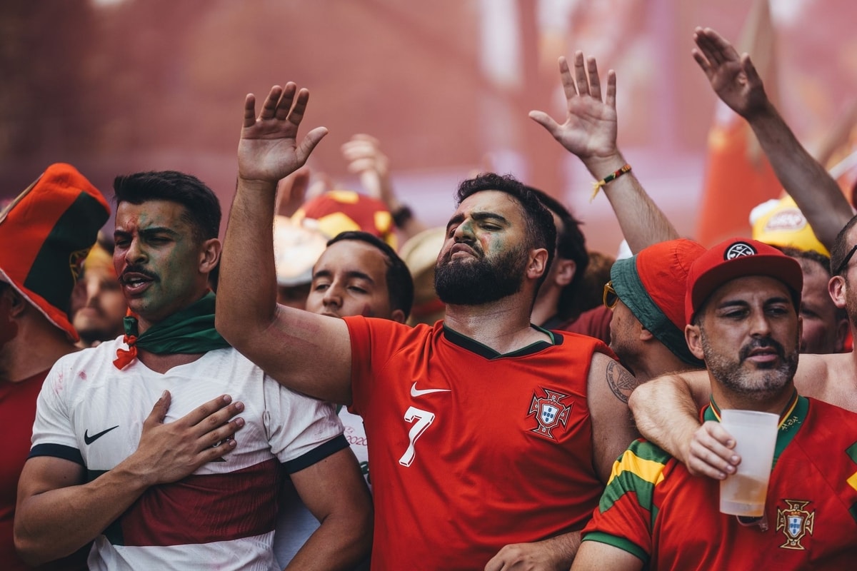 Momen fans menikmati Piala Dunia
Foto oleh Omar Ramadan di Pexels Momen fans menikmati Piala Dunia
Foto oleh Omar Ramadan di Pexels