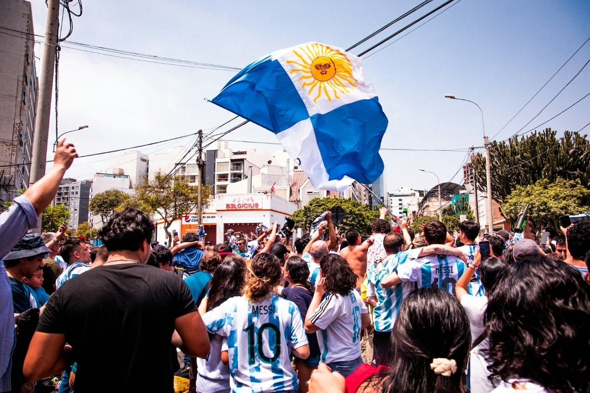Momen fans di Piala Dunia
Foto oleh Alvaro Palacios di Unsplash Momen fans di Piala Dunia
Foto oleh Alvaro Palacios di Unsplash
