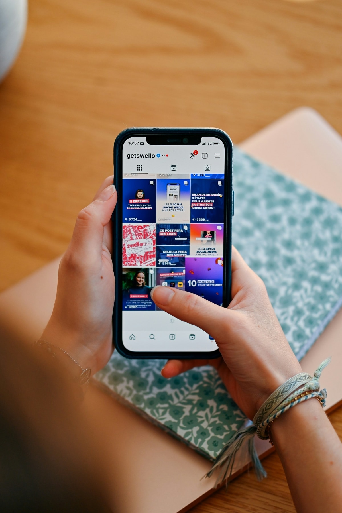 Ilustrasi konten media sosial dari sebuah brand
Foto oleh Swello di Unsplash Ilustrasi konten media sosial dari sebuah brand
Foto oleh Swello di Unsplash