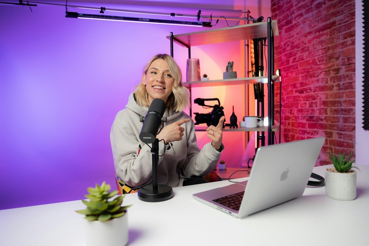 Ilustrasi content creator saat merekam video
Gambar oleh Videodeck.co di Unsplash Ilustrasi content creator saat merekam video
Gambar oleh Videodeck.co di Unsplash