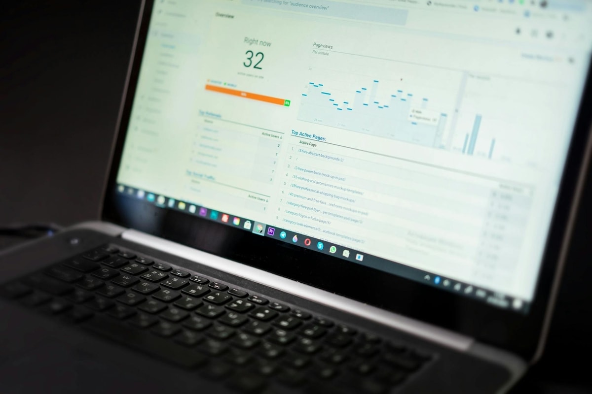 Ilustrasi data Google Analytics SEO
Foto oleh Atlantic Ambience di Pexels