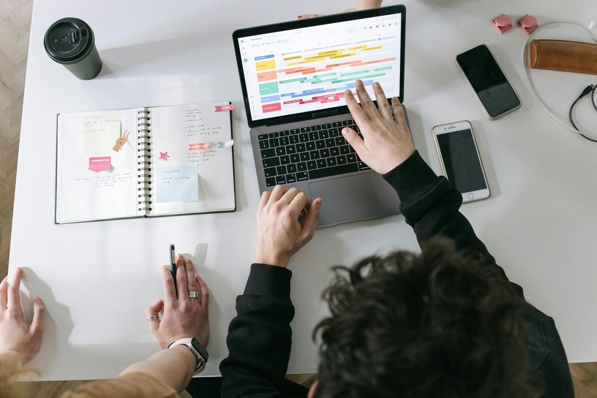 Ilustrasi jadwal konten media sosial
Foto oleh Ivan S di Pexels