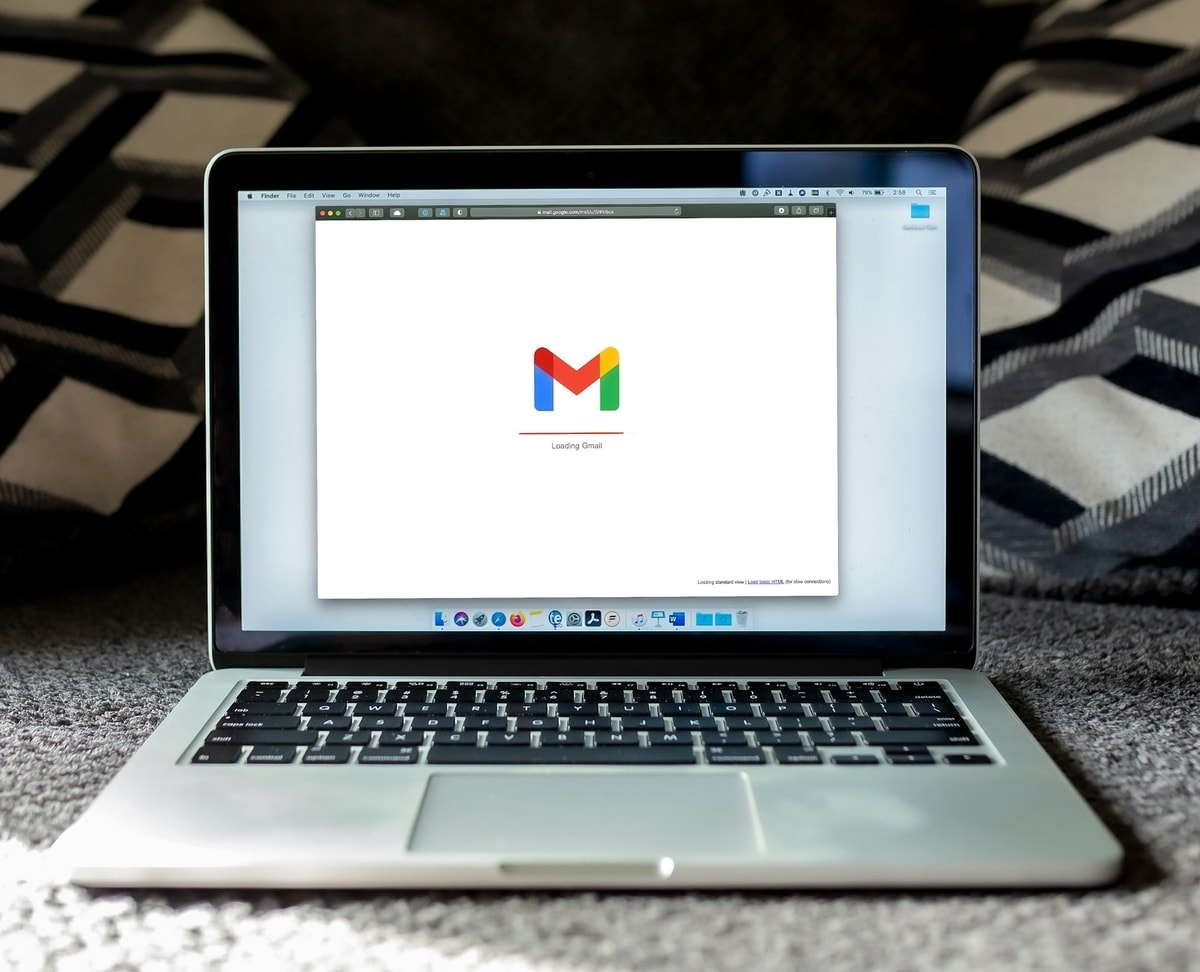 Ilustrasi penggunaan Gmail
Foto oleh Solen Feyissa di Unsplash Ilustrasi penggunaan Gmail
Foto oleh Solen Feyissa di Unsplash