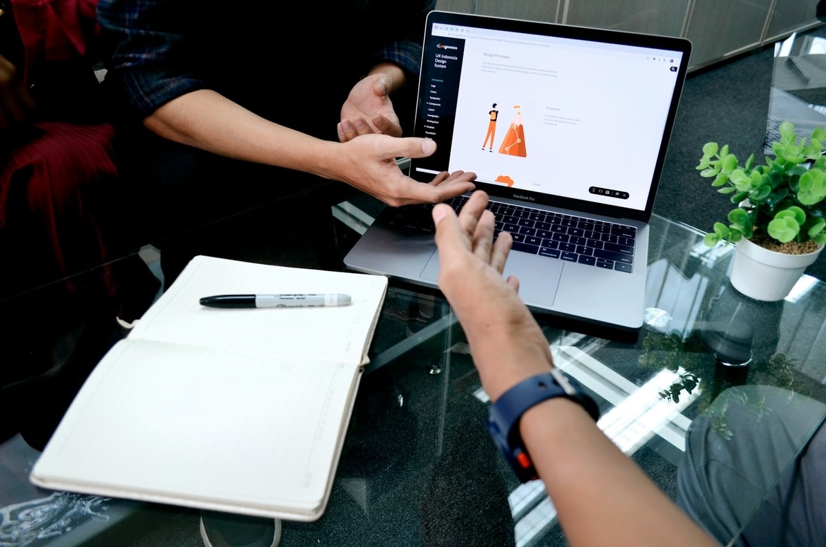 Ilustrasi freelancer menghitung tarif jasa dan strategi pricing untuk layanan profesional.
Foto oleh UX Indonesia di Unsplash Ilustrasi freelancer menghitung tarif jasa dan strategi pricing untuk layanan profesional.
Foto oleh UX Indonesia di Unsplash