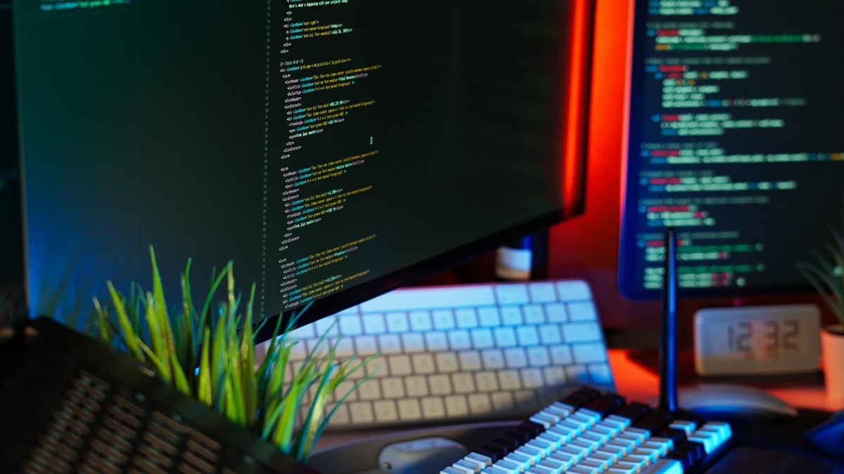 Ilustrasi coding serangan pishing
Foto oleh Jakub Zerdzicki di Pexels