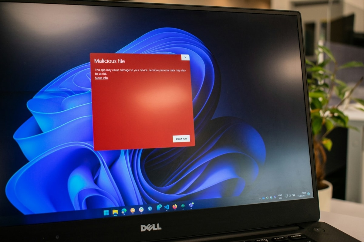 Contoh file pishing mencurigakan di Windows 
Foto oleh Ed Hardie di Unsplash