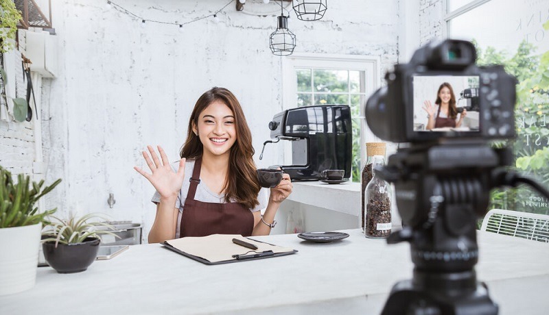 Ilustrasi influencer dalam promosi produk
Gambar: smallbizdaily.com Ilustrasi influencer dalam promosi produk
Gambar: smallbizdaily.com